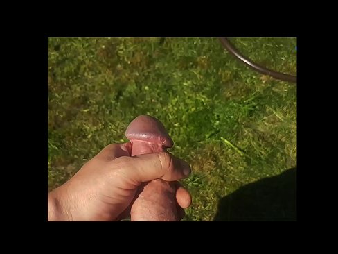 ❤️ Keçika germ di bexçeyek havînê de pisîka xwe ya pembe diqelişe û bi şuştinê dixe. ️❌ Vîdyoyê porno li porno ku.sexeey.ru ❤