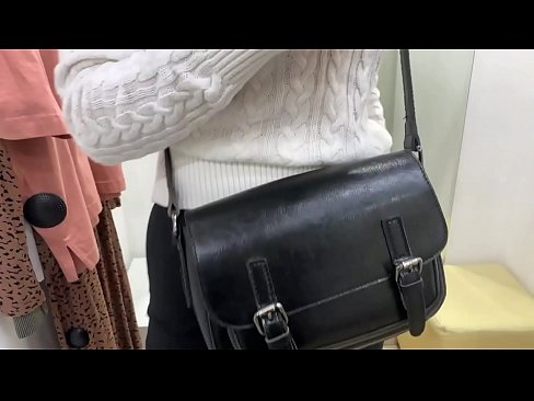 ❤️ Masturbasyona giştî ya keçika ciwan FeralBerry bi dilopek li jûreya fitarê ️❌ Vîdyoyê porno li porno ku.sexeey.ru ❤